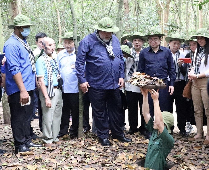 Thủ tướng Cuba đội mũ tai bèo thăm địa đạo Củ Chi