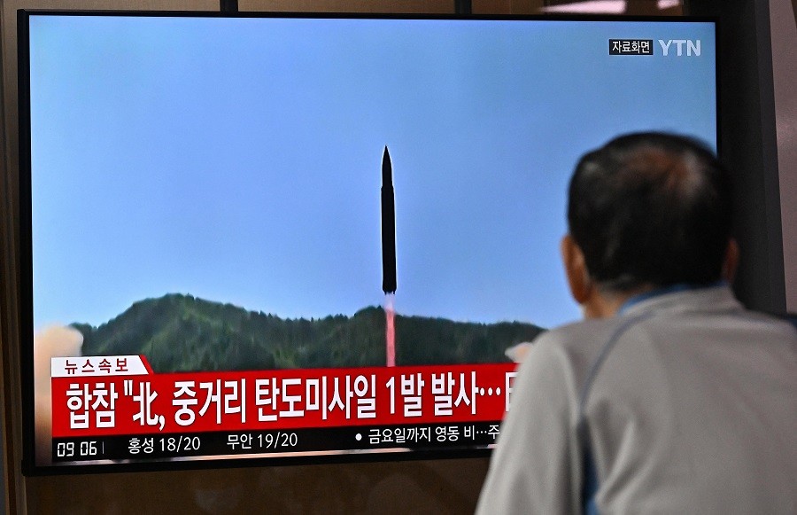 Truyền hình Hàn Quốc đưa tin về vụ phóng tên lửa của Triều Tiên, tại Seoul ngày 4/10. (Nguồn: AFP)