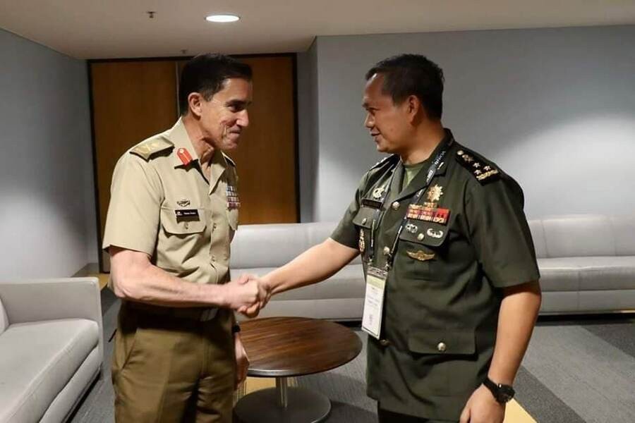 Đại tướng Hun Manet, Phó Tư lệnh các Lực lượng vũ trang Hoàng gia Campuchia, Tư lệnh Lục quân với Đại tướng Simon Stuart, Tư lệnh Lục quân Australia ngày 4/10. (Nguồn: AKP)