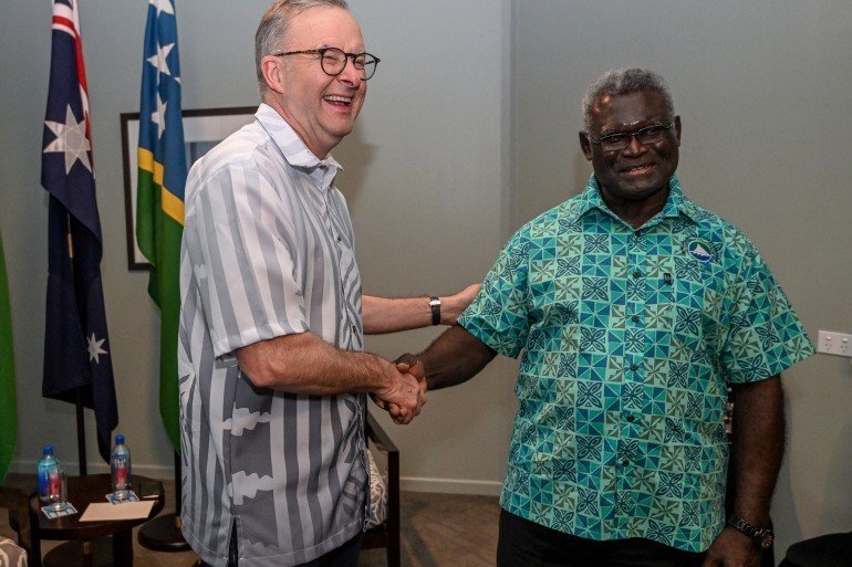 Thủ tướng quần đảo Solomon Manasseh Sogavare (phải) và người đồng cấp Australia Anthony Albanese  tháng 7/2022 tại Diễn đàn Quần đảo Thái Bình Dương ở Fiji. (Nguồn: AFP)