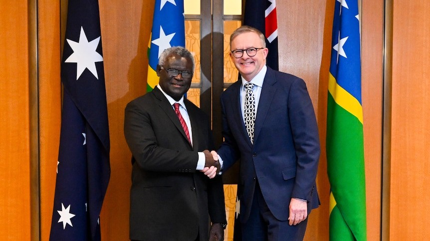 Thủ tướng Australia Anthony Albanese và người đồng cấp quần đảo Solomon Manasseh Sogavare tại Nhà Quốc hội ở Canberra ngày 6/10. (Nguồn: AAP)