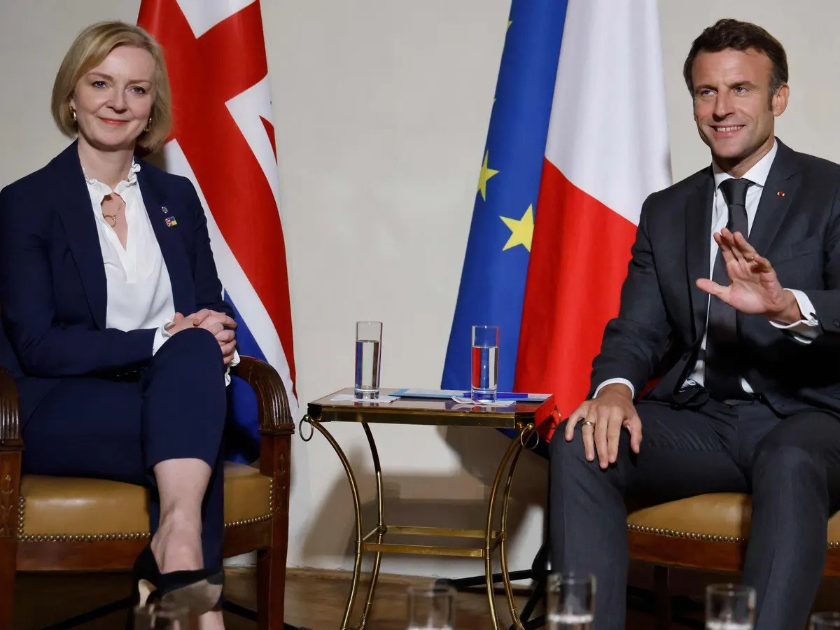 Thủ tướng Anh Liz Truss và Tổng thống Pháp Emmanuel Macron tại cuộc hội đàm bên lề Hội nghị thượng đỉnh lần thứ nhất Cộng đồng Chính trị châu Âu (EPC) diễn ra tại Prague, CH Czech ngày 6/10. (Nguồn: Guardian)