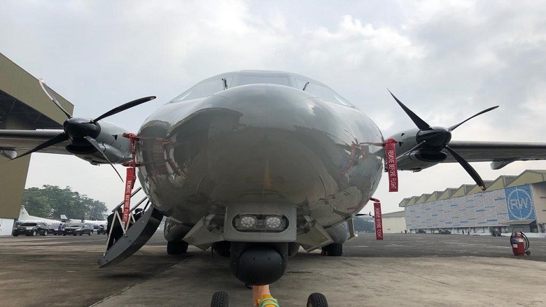 Indonesia bàn giao máy bay vận tải quân sự CN235-220 cho Malaysia ngày 7/10. (Nguồn
