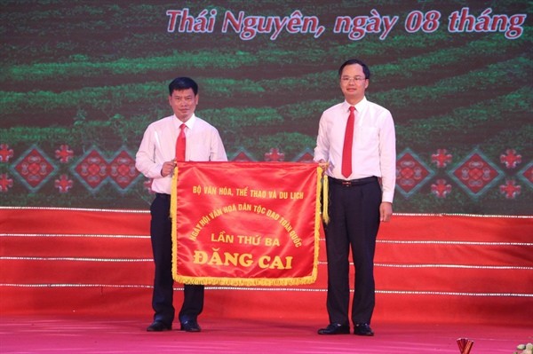 Đại diện tỉnh Lào Cai nhận Cờ đăng cai tổ chức Ngày hội văn hoá dân tộc Dao toàn quốc lần thứ III, năm 2027. (Nguồn: Báo Văn hóa)