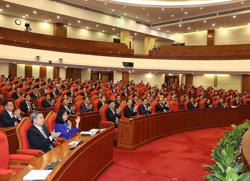 Các đồng chí lãnh đạo Đảng, Nhà nước và các đại biểu biểu quyết thông qua Nghị quyết Hội nghị. (Nguồn: TTXVN)