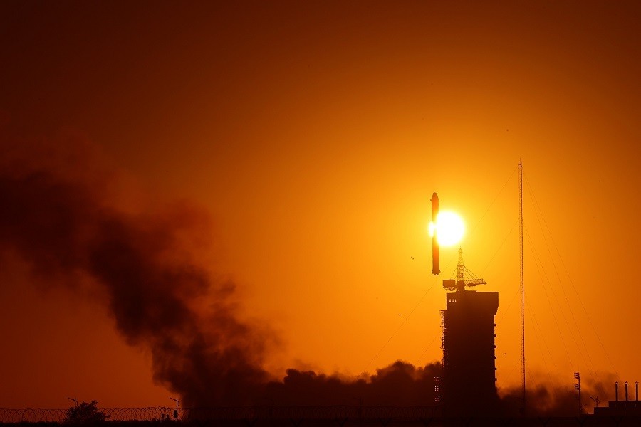 Tên lửa đẩy Trường Chinh-2D mang theo Đài Quan sát Mặt trời trên Không gian Tiên tiến (ASO-S) rời bệ phóng tại Trung tâm Phóng Vệ tinh Tửu Tuyền, Trung Quốc, ngày 9/10. (Nguồn: Tân Hoa xã)