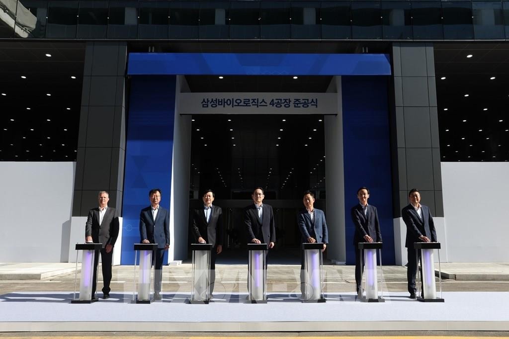 Phó Chủ tịch Tập đoàn Samsung Lee Jae-yong (giữa) tại lễ khánh thành nhà máy sản xuất dược phẩm quy mô lớn nhất thế giới ở Incheon, Hàn Quốc, ngày 11/10. (Nguồn: Yonhap)