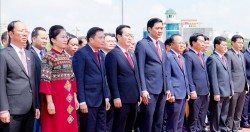 Đoàn đại biểu Đại hội Đảng bộ tỉnh Nghệ An dâng hoa, báo công trước Tượng đài Bác Hồ