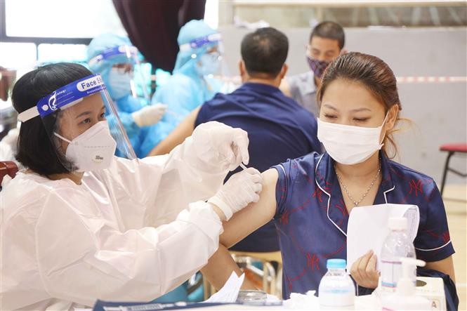 Lực lượng y tế tiêm vaccine cho người dân thành phố Việt Trì tại điểm tiêm Nhà thi đấu Thể dục thể thao tỉnh Phú Thọ. (Nguồn: TTXVN)