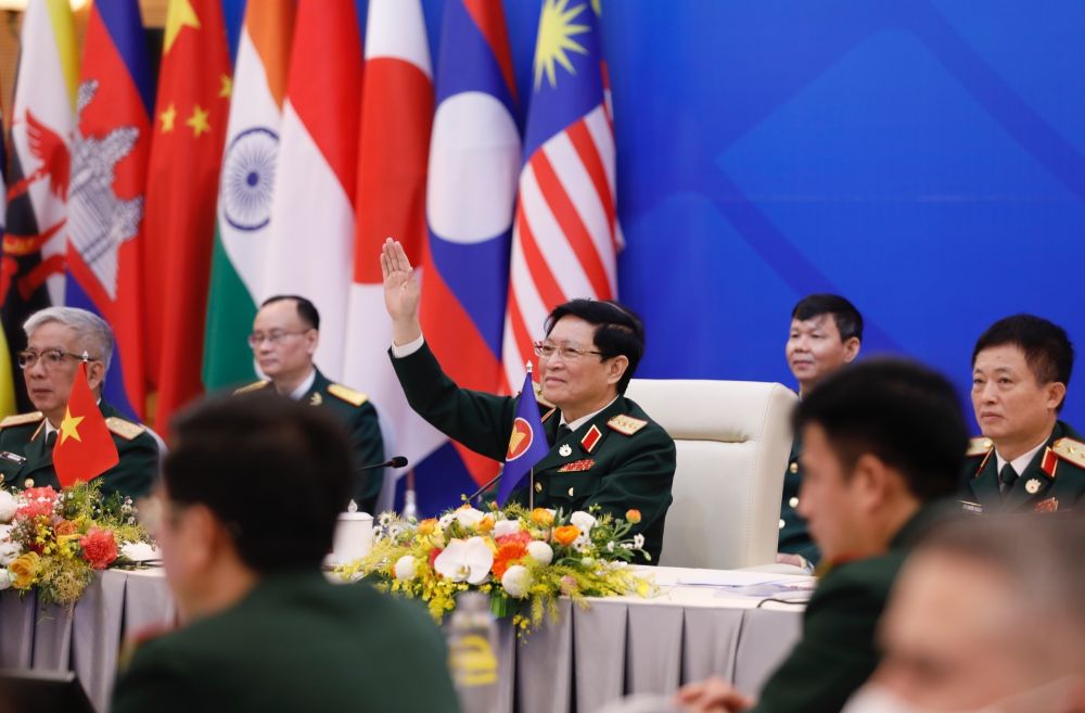 Đại tướng Ngô Xuân Lịch, Ủy viên Bộ Chính trị, Phó Bí thư Quân ủy Trung ương, Bộ trưởng Quốc phòng Việt Nam chủ trì Hội nghị ADMM+ lần thứ 10 theo hình thức trực tuyến tại Hà Nội. 