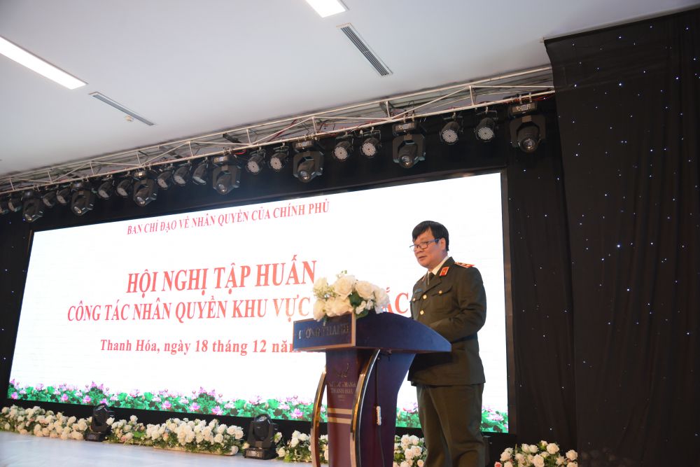 Trung tướng Nguyễn Thanh Sơn, Chánh Văn phòng Thường trực Ban Chỉ đạo Nhân quyền của Chính phủ phát biểu tại Hội nghị.