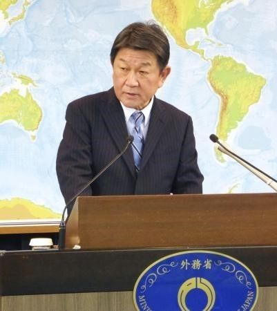 Ngoại trưởng Nhật Bản phát biểu tại họp báo ngày 25/12. (Nguồn: Kyodo)