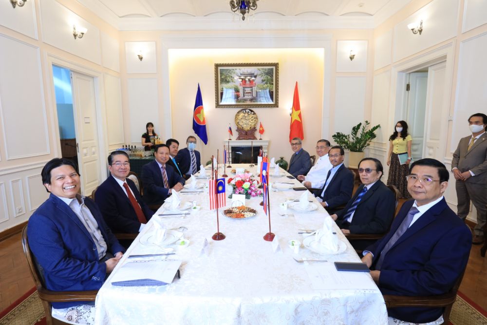  Đại sứ Ngô Đức Mạnh, Chủ tịch Ủy ban ASEAN tại Matxcova (AMC) chủ trì cuộc họp AMC ngày 31/7 tại Đại sứ quán Việt Nam ở LB Nga.