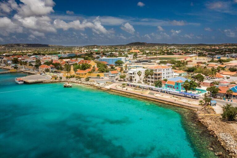 Bonaire là một điểm đến lặn nổi tiếng, thì Curaçao là nơi có những bãi biển hoang sơ. 