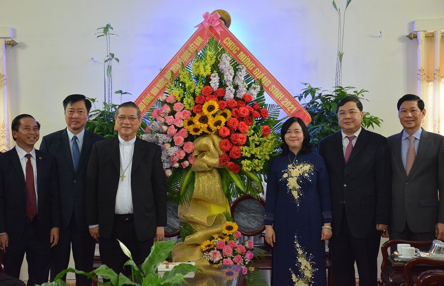 Trưởng Ban Dân vận Trung ương Bùi Thị Minh Hoài tặng hoa, quà chúc mừng Giáng sinh tới Giám mục Vũ Đình Hiệu cùng toàn thể các chức sắc, tu sĩ tại Giáo phận Bùi Chu. (Nguồn: TTXVN)