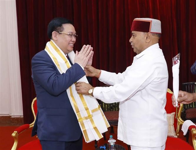 Chủ tịch Quốc hội Vương Đình Huệ gặp Ngài Thawar Chand Gehlot, Thống đốc bang Karnataka, Ấn Độ. (Nguồn: TTXVN)