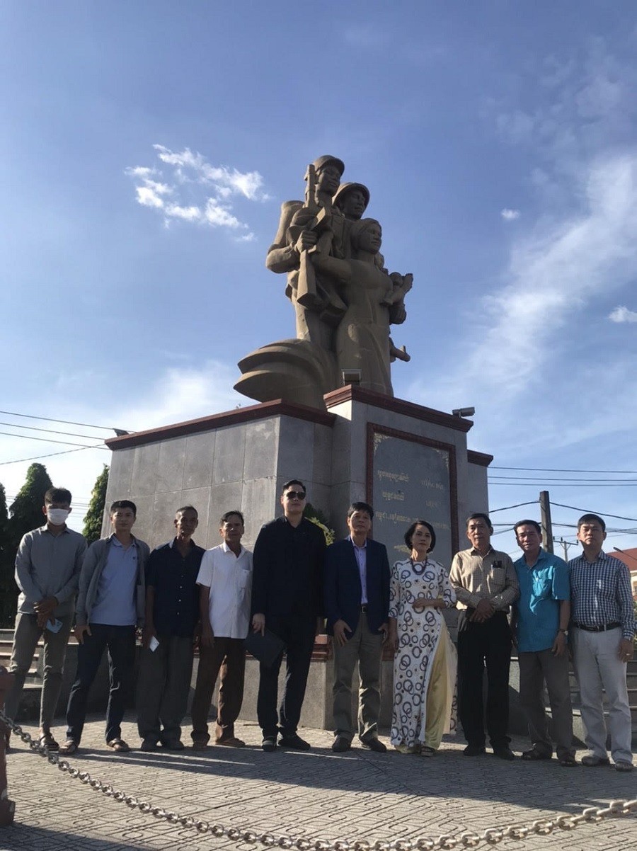  Tổng Lãnh sự Việt Nam quán tại tỉnh Preah Sihanouk đặt vòng hoa tưởng niệm tại tỉnh Kampot, Campuchia