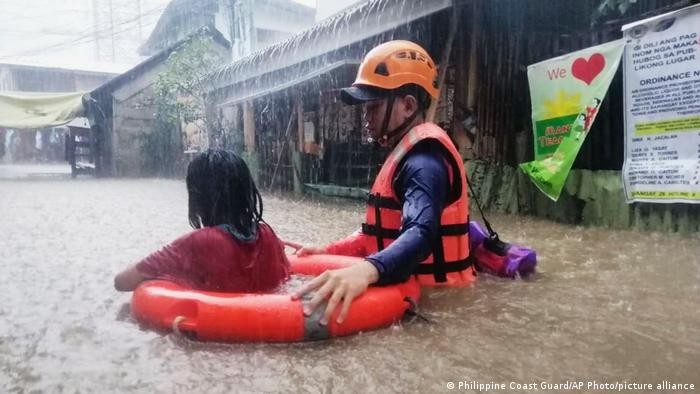 Nỗ lực cứu hộ người dân khỏi siêu bão Rai ở Philippines. 