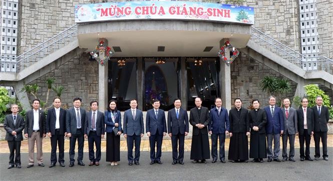 Ủy viên Bộ Chính trị, Phó Thủ tướng Thường trực Chính phủ Phạm Bình Minh thăm, chúc mừng Lễ Giáng sinh tại Giáo xứ Phú Cam. (Nguồn: TTXVN)