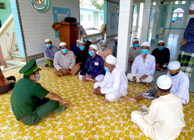 Phối hợp với Đồn Biên phòng Nhơn Hội tuyên truyền phòng, chống dịch Covid-19 cho đồng bào dân tộc Chăm xã Nhơn Hội, huyện An Phú.