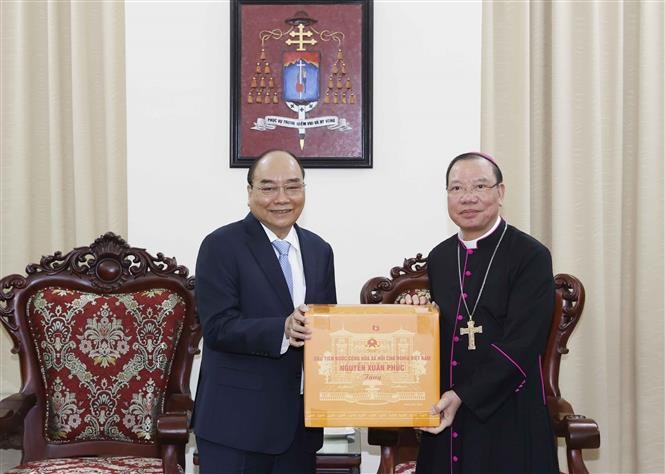 Chủ tịch nước Nguyễn Xuân Phúc trao quà cho Tổng Giám mục Tổng Giáo phận Hà Nội Giuse Vũ Văn Thiên. (Nguồn: TTXVN)