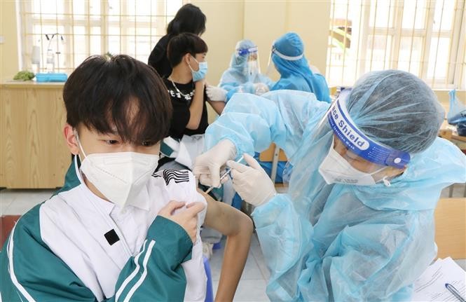 Lực lượng y tế tiêm vaccine mũi 2 phòng COVID-19 cho học sinh Trường THPT Việt Trì, tỉnh Phú Thọ. (Nguồn: TTXVN)