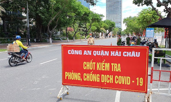 Chốt kiểm tra phòng chống dịch Covid-19 ở quận Hải Châu, Đà Nẵng. (Nguồn: TTXVN)