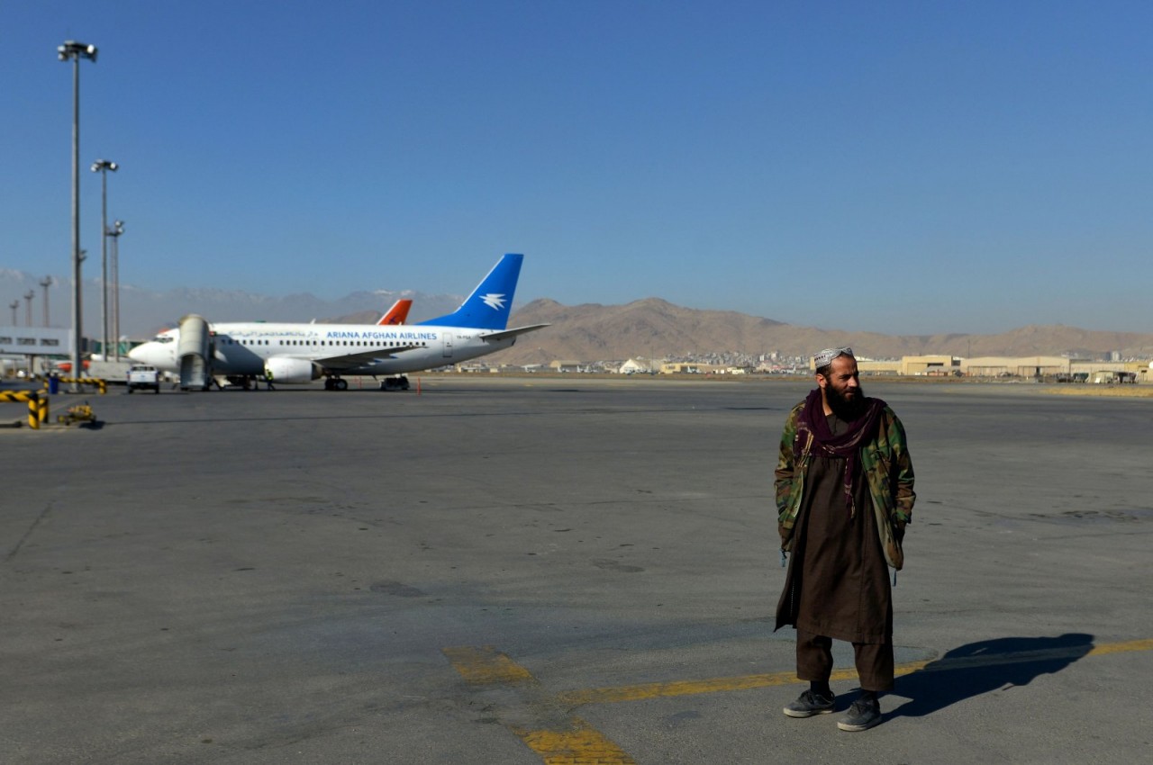 Một thành viên Taliban tại sân bay quốc tế Kabul, Afghanistan ngày 8/12. (Nguồn: AFP)