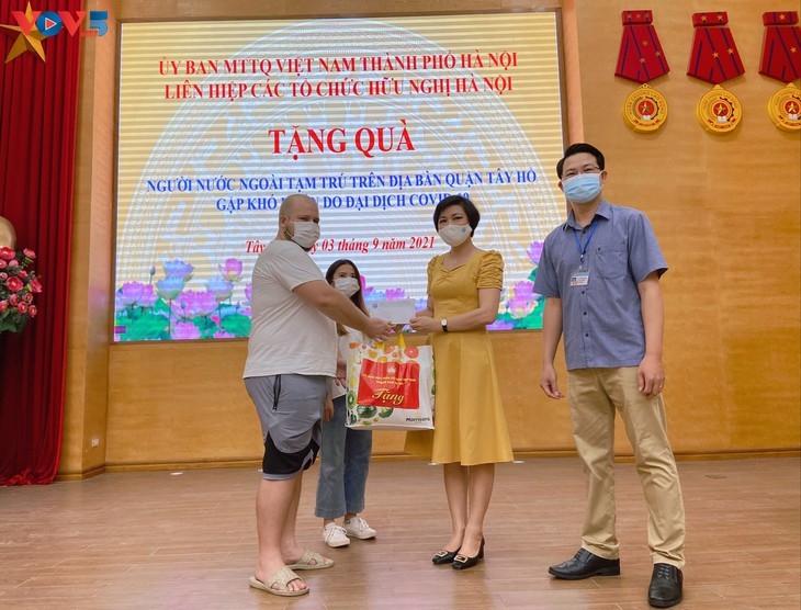 Ông Aaron Steven, quốc tịch Anh được sự hỗ trợ từ Ủy ban Mặt trận Tổ quốc Việt Nam thành phố Hà Nội trong chương trình “Đoàn kết chống dịch”.