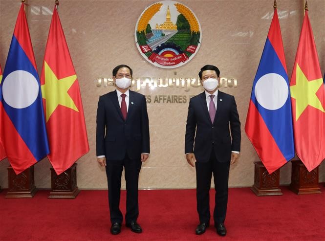 Quan hệ Việt Nam-Lào: Luôn một tinh thần 'hạt gạo cắn đôi cọng rau bẻ nửa'