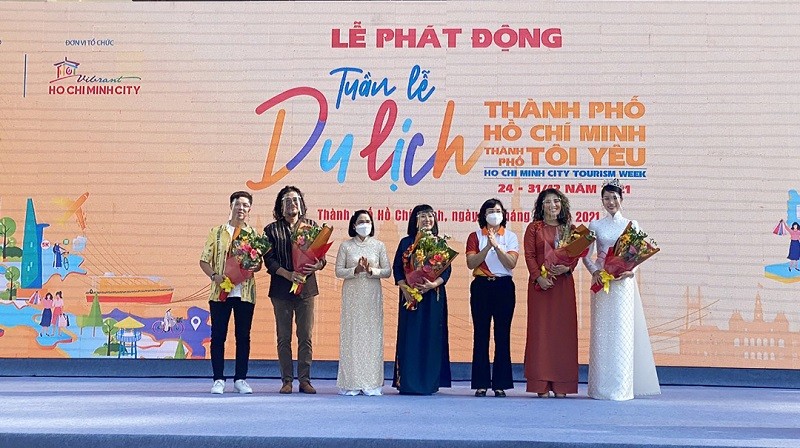 Đại diện Ban tổ chức tặng hoa tặng cho các Đại sứ  của Tuần lễ du lịch TP Hồ Chí Minh lần thứ nhất.