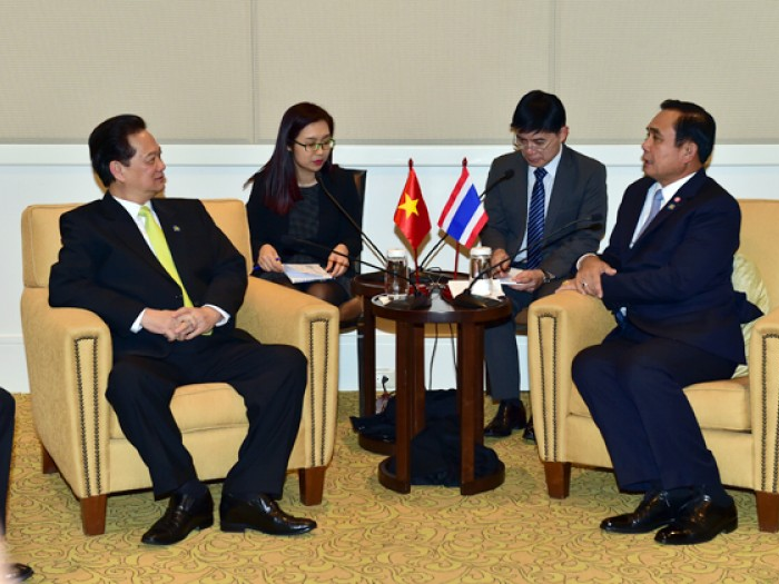 Thủ tướng Nguyễn Tấn Dũng gặp Thủ tướng Thái Lan Chan-ocha