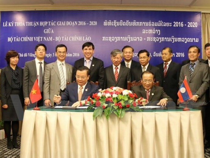 Việt Nam và Lào ký thỏa thuận tăng cường hợp tác tài chính