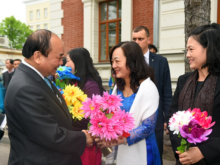 Thủ tướng thăm Đại sứ quán Việt Nam tại Nga