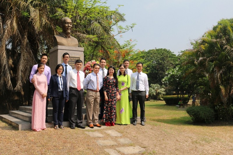 dang hoa len tuong dai chu tich ho chi minh tai philippines