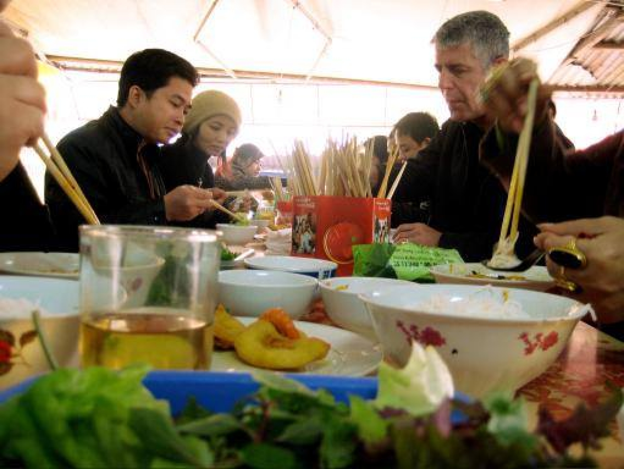 Tổng thống Obama ăn bún chả: Ngạc nhiên chưa? Chỉ trong một bữa ăn trưa tại Hà Nội, Tổng thống Obama đã đắm say trong hương vị bún chả đặc trưng của Việt Nam. Hãy xem bức ảnh độc đáo này để cảm nhận niềm đam mê ẩm thực của ngài.