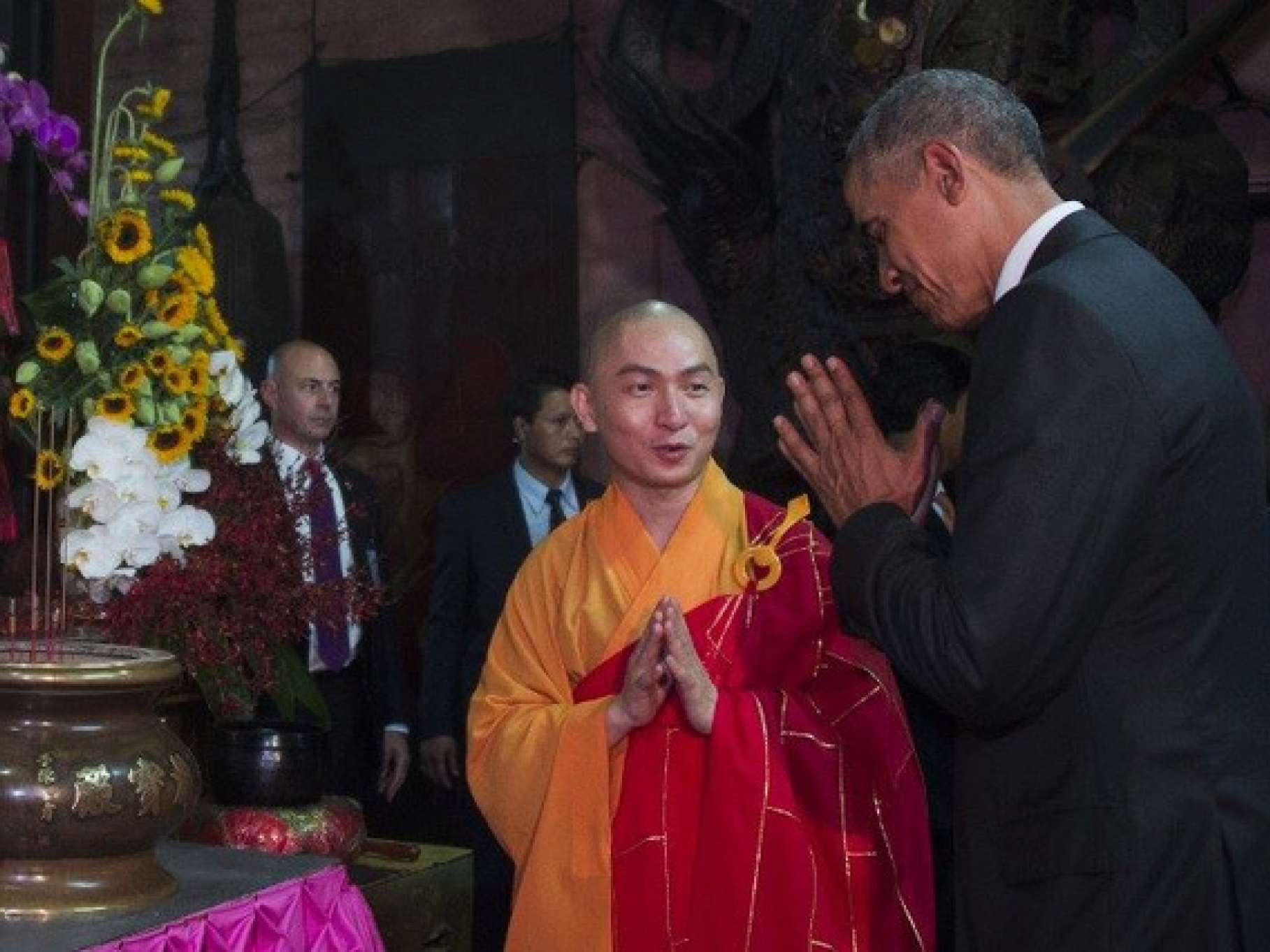 Tổng thống Obama lễ Phật ở chùa Ngọc Hoàng