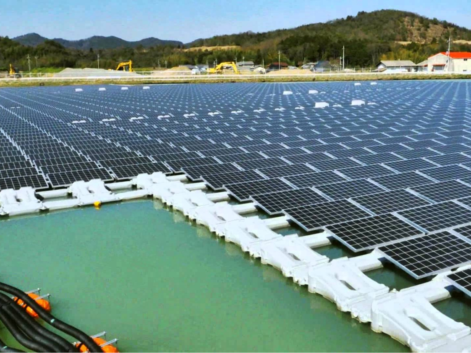 Pin mặt trời trên nước: Chi phí thấp, hiệu quả cao