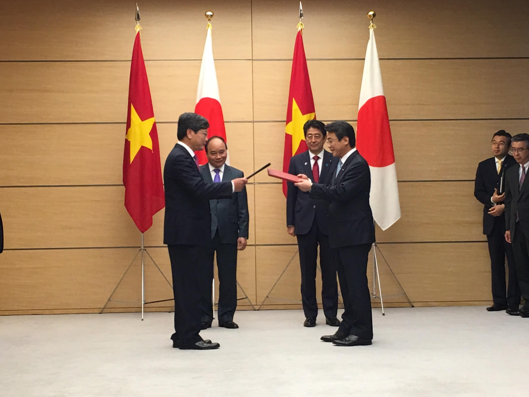 Vietnam Airlines và All Nippon Airways ký hợp đồng mua bán cổ phần