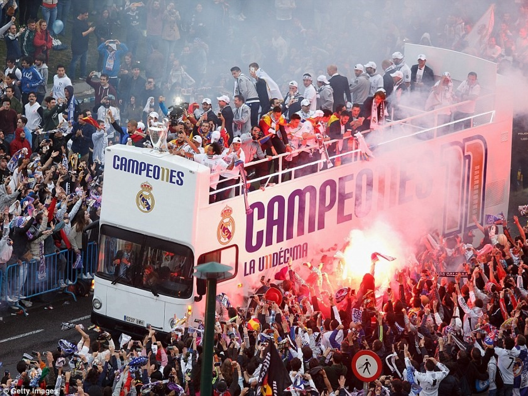 Real Madrid ăn mừng trong vòng vây của hàng nghìn CĐV