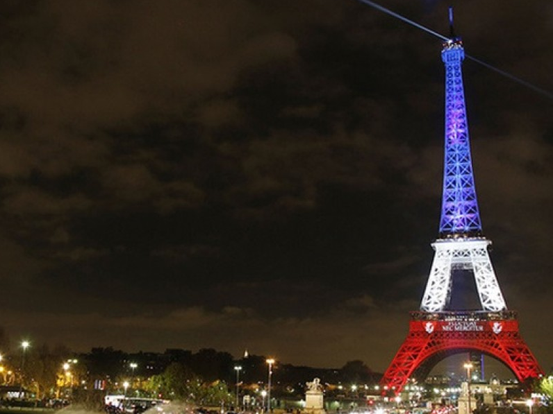 Tháp Eiffel "khoác áo mới" mỗi đêm