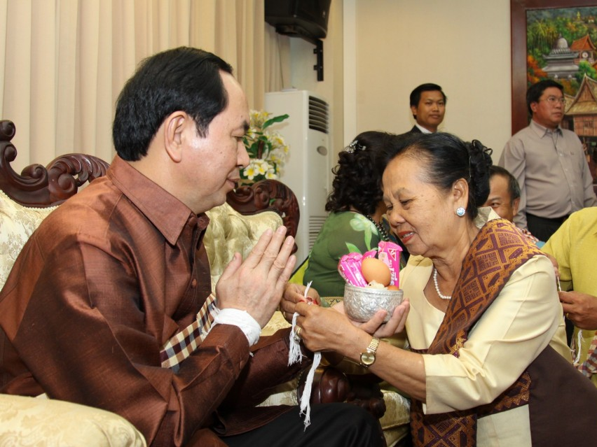 Người dân Lào chúc phúc cho Chủ tịch nước và Phu nhân