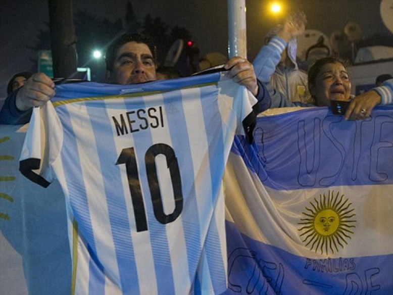 Hàng trăm CĐV đội mưa đón Messi trở về từ Copa America