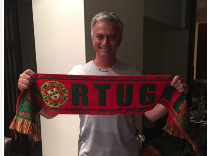 HLV Mourinho ăn mừng chức vô địch của ĐT Bồ Đào Nha