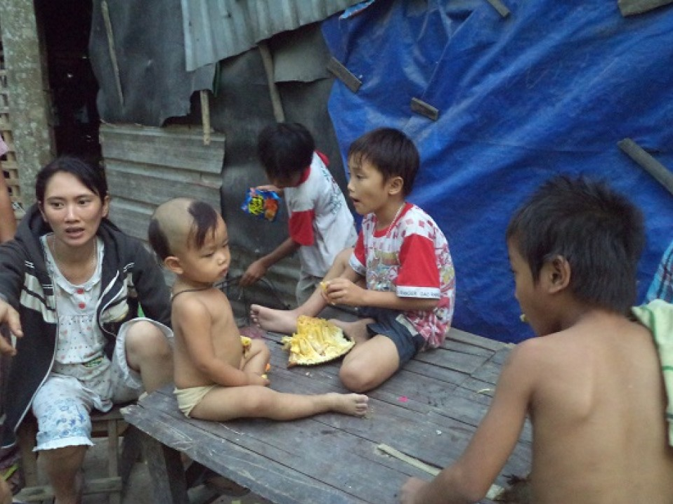 Hỗ trợ cuộc sống của xóm Việt kiều nghèo