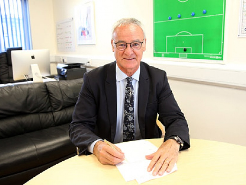 HLV Ranieri gia hạn hợp đồng với Leicester