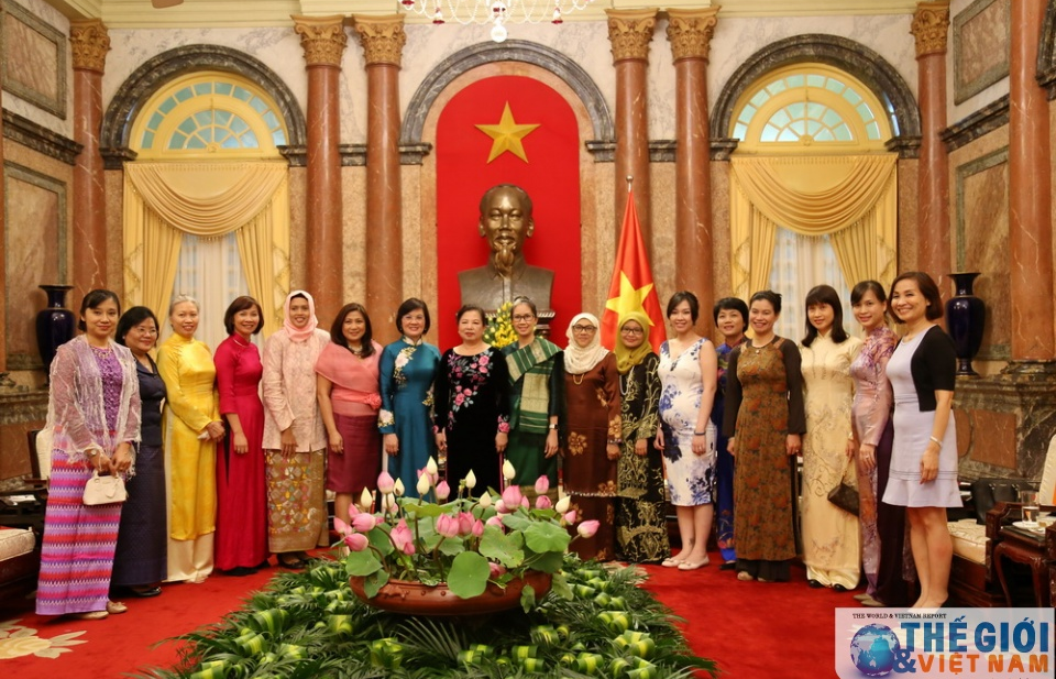 Nhóm Phụ nữ Cộng đồng ASEAN chào Phu nhân Chủ tịch nước