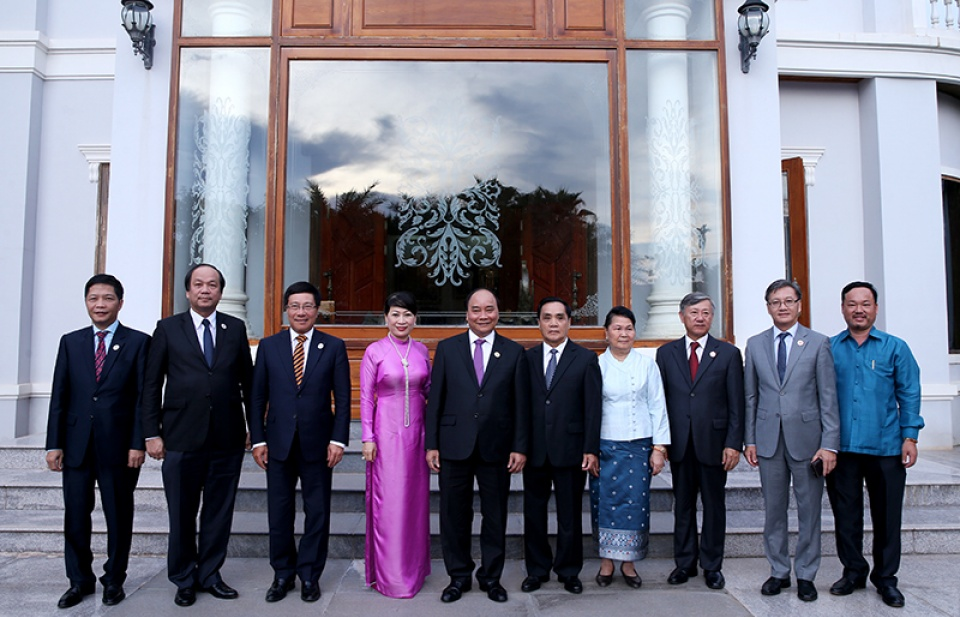 Thủ tướng Nguyễn Xuân Phúc gặp nguyên Lãnh đạo Đảng, Nhà nước Lào