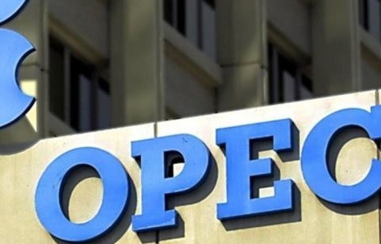 Giá dầu giảm dù OPEC có thể gia hạn thỏa thuận giảm sản lượng