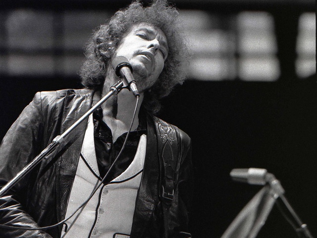 Bob Dylan “không buồn quan tâm” tới giải Nobel Văn học